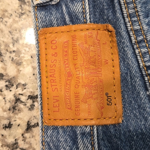 LEVI'S PREMIUM 501 BUTTON FLY BIG E RAW HEM JEAN SHORTS. SIZE 25. - Picture 6 of 9